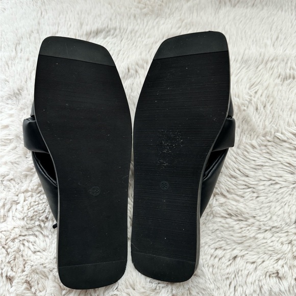 Puffy black faux leather slides - Picture 4 of 5
